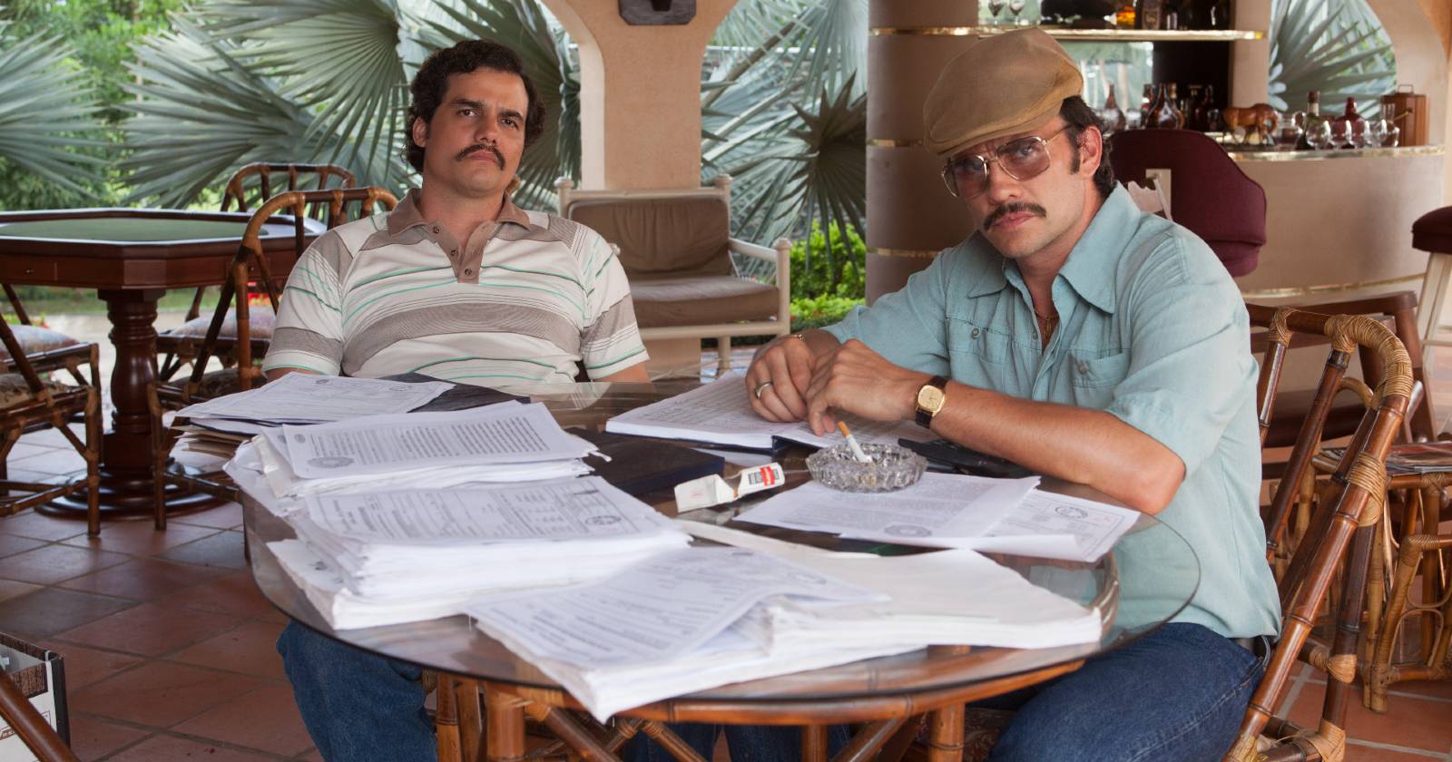 Pablo Escobar junto a su primo y mano derecha Gustavo Gaviria, analizando el futuro de su negocio