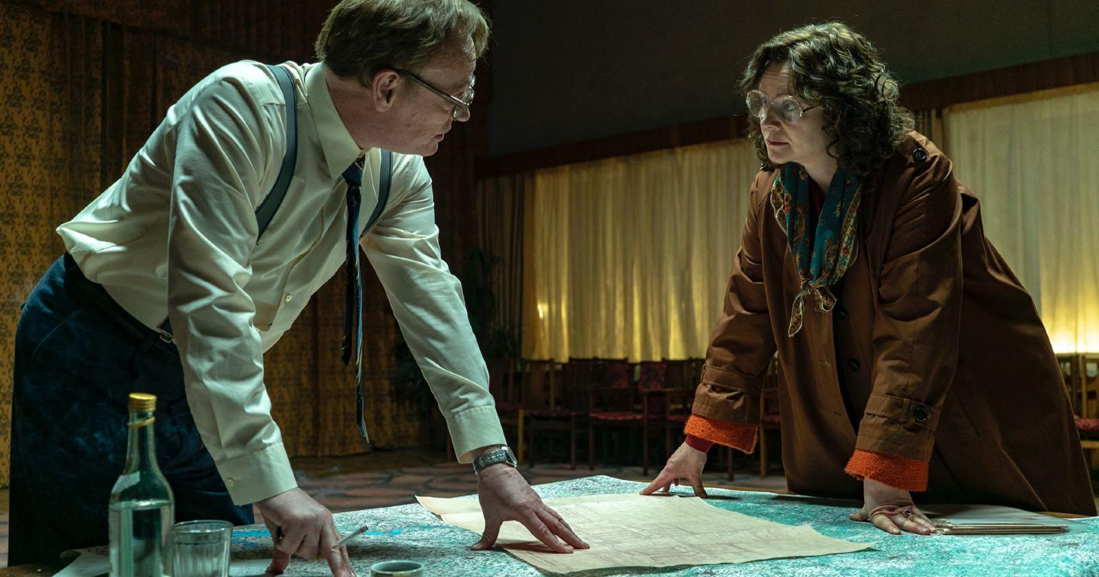 Protagonistas de la miniserie Chernobyl discutiendo los alcances de una posible explosión térmica