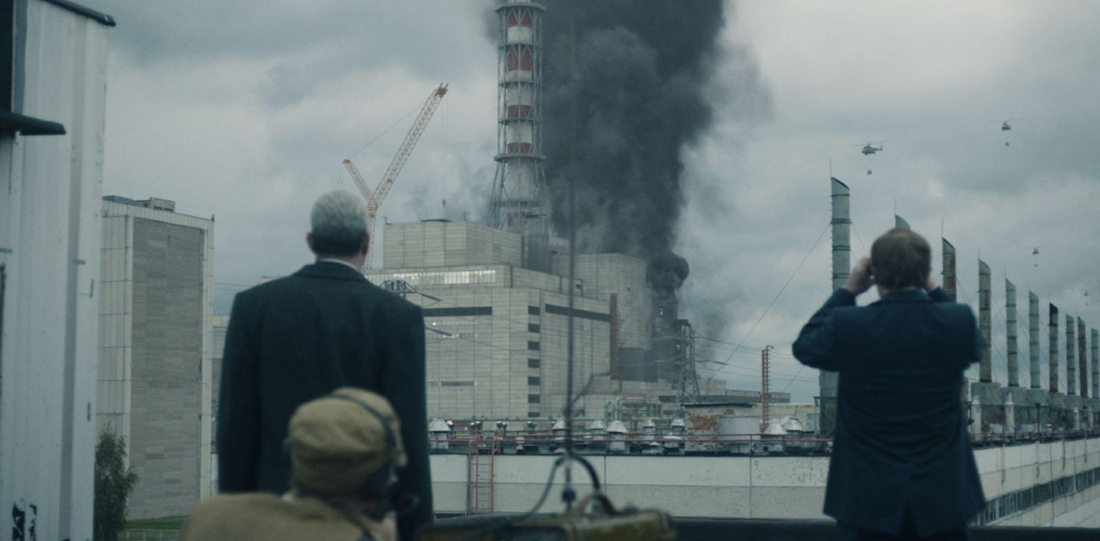 Científicos y autoridades de la Unión Soviética observando el incendio provocado en la planta nuclear de Chernobyl