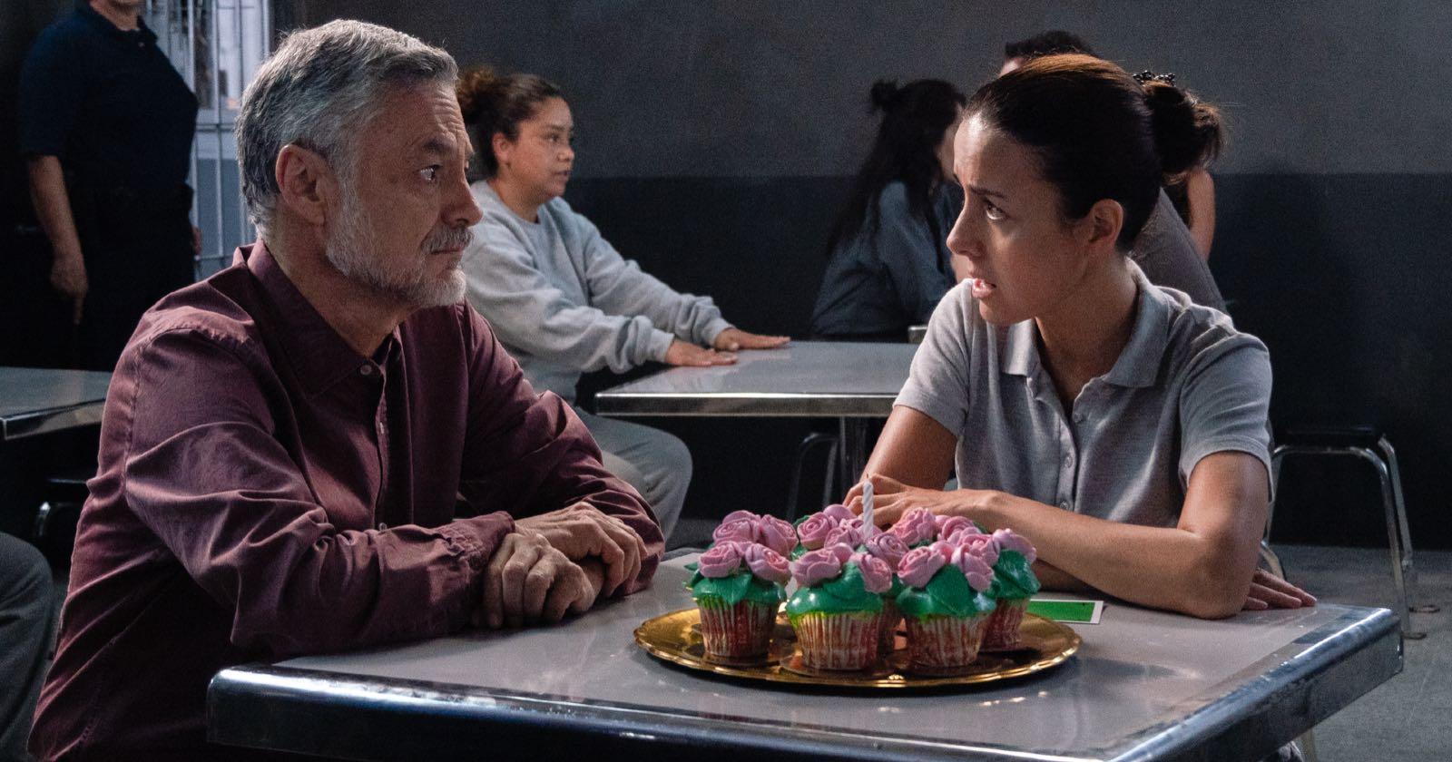 Diego visitando a Cecilia en la cárcel durante la tercera temporada de La Casa de las Flores, a estrenarse el próximo 23 de abril
