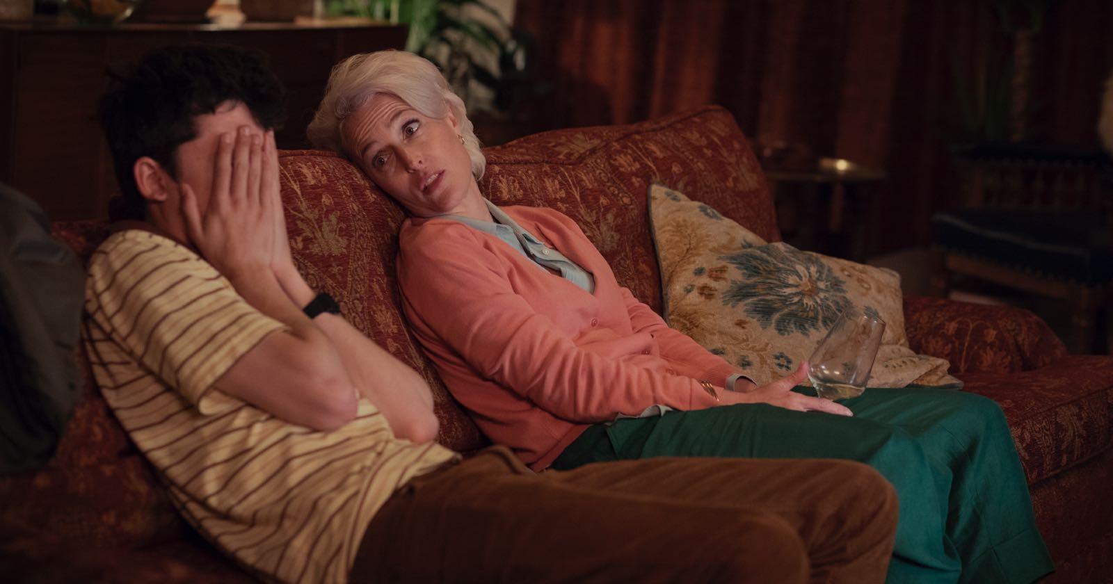 Otis (Asa Butterfield) y su madre, la doctora Jane (Gillian Anderson) en una escenas representativas de serie de Netflix Sex Education