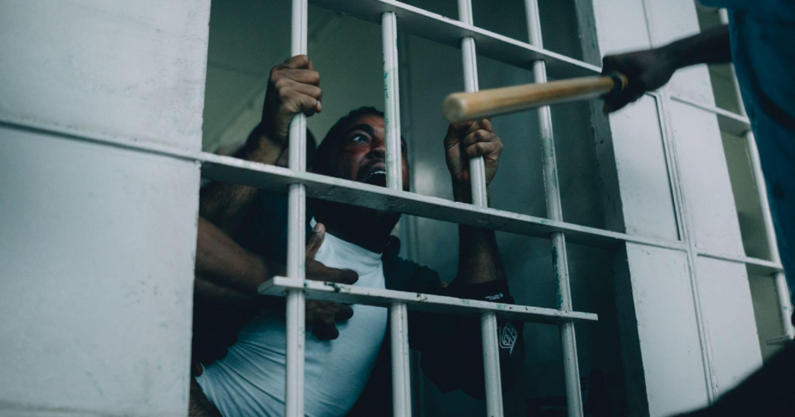 Imagen de Korey Wisey justo antes de ser brutalmente golpeado por otros internos en una cárcel de EE.UU