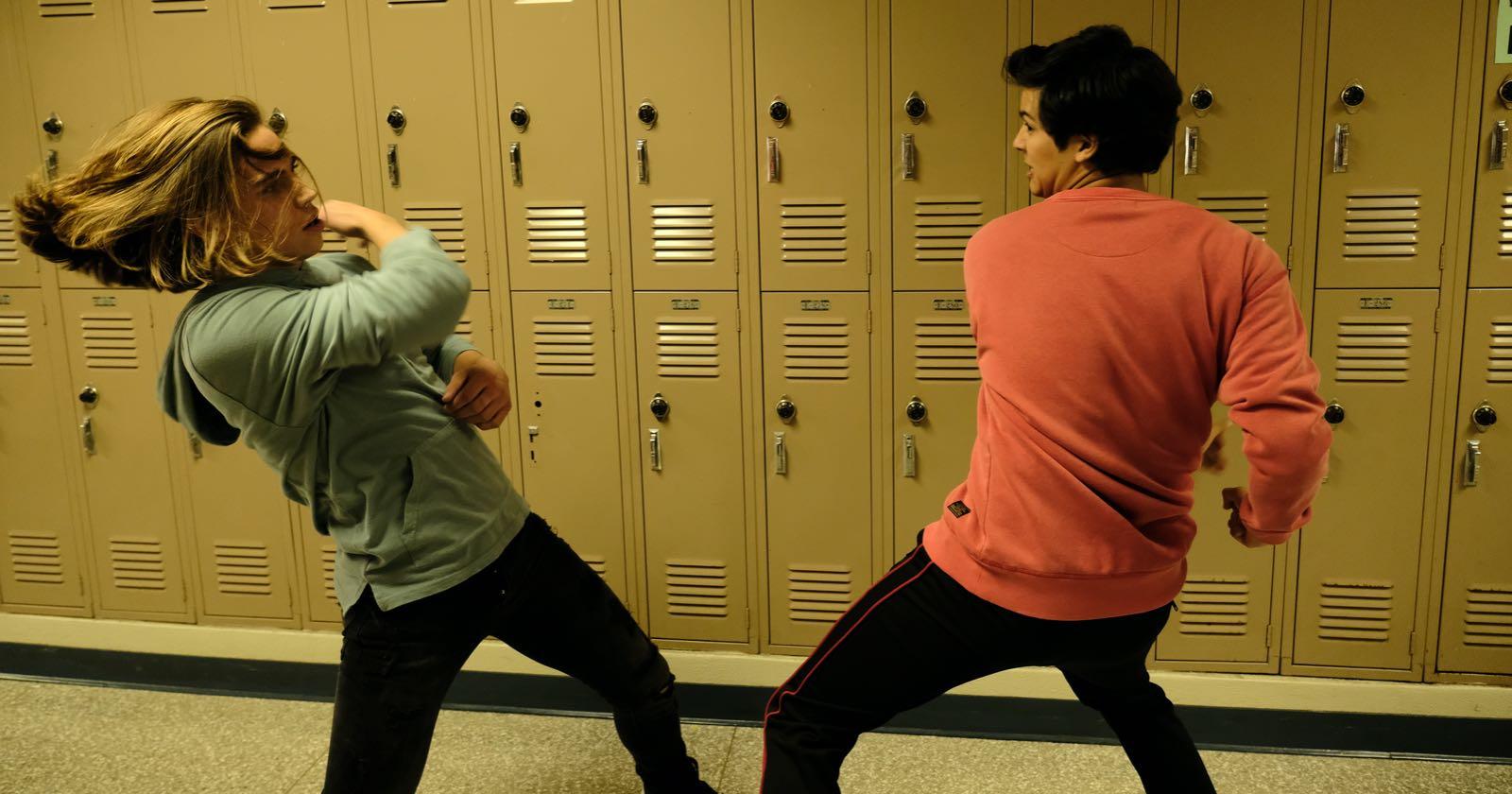 Tanner Bauchanan y Xolo Maridueña en la serie Cobra Kai.