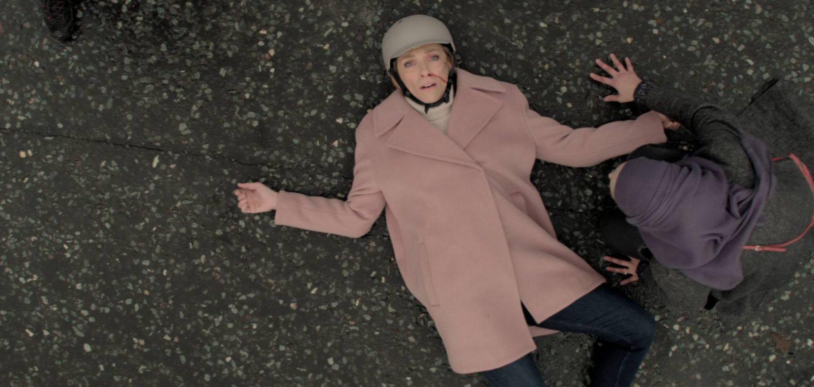 Toni Collette como Joy Richards, tumbada en el suelo. En Wanderlust, serie original de Netflix.