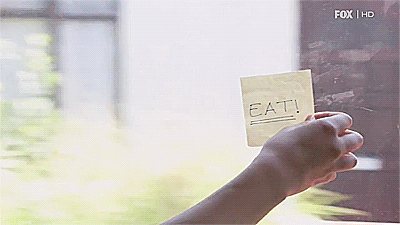 Gif en que se ve a Cassie (Hannah Murray) encontrando una nota que dice "¡Come!".
