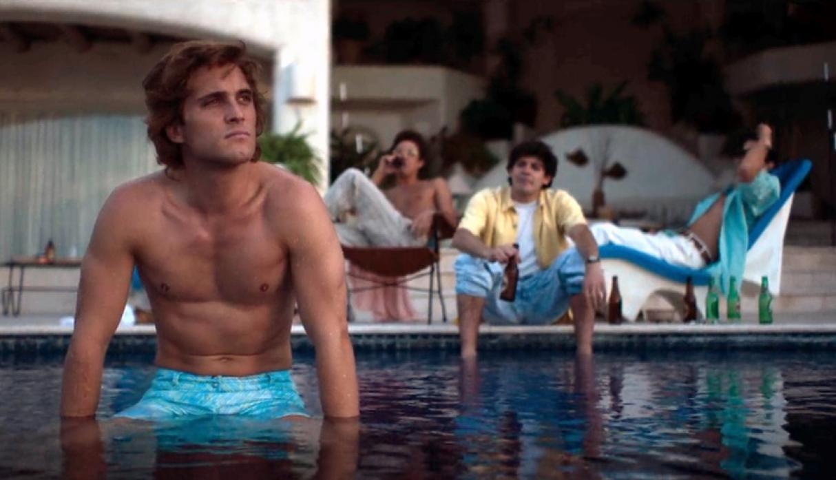 Elenco de Luis Miguel, la serie, en una piscina.