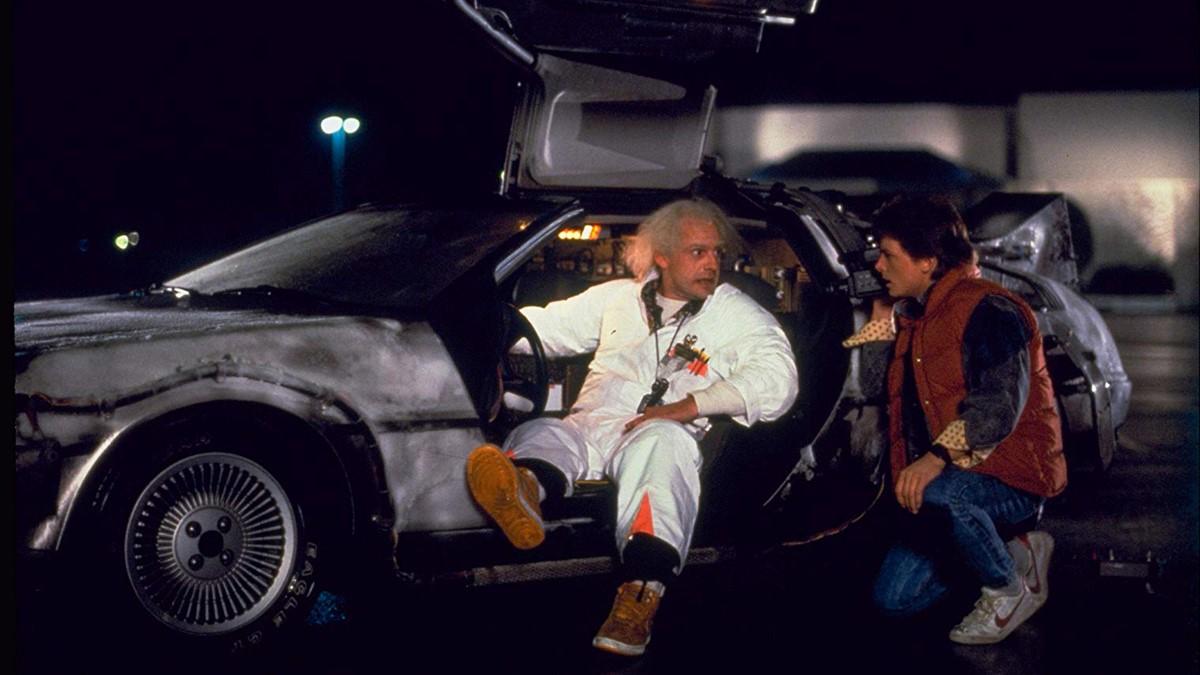 El Dr. Brown (Christopher Lloyd), Marty McFly (Fox) y el DeLorean/máquina del tiempo: los tres protagonistas de Volver al futuro.