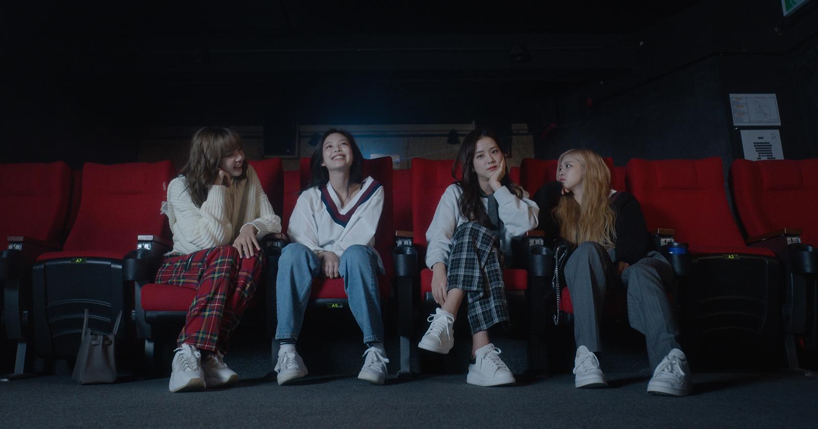 Jisoo, Jennie, Lisa y Rosé, de Blackpink, en una sala de cine.