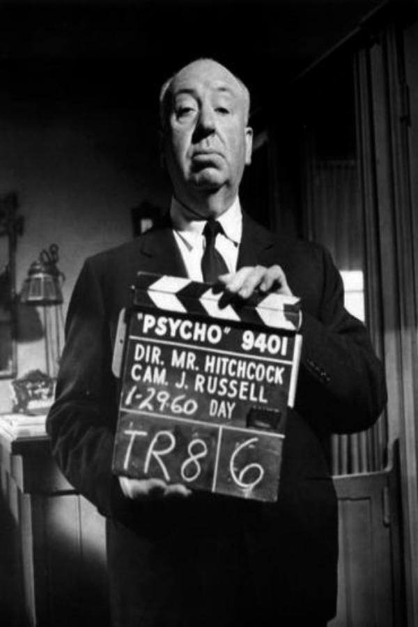 Alfred Hitchcock sujetando una claqueta en el set de Psicosis