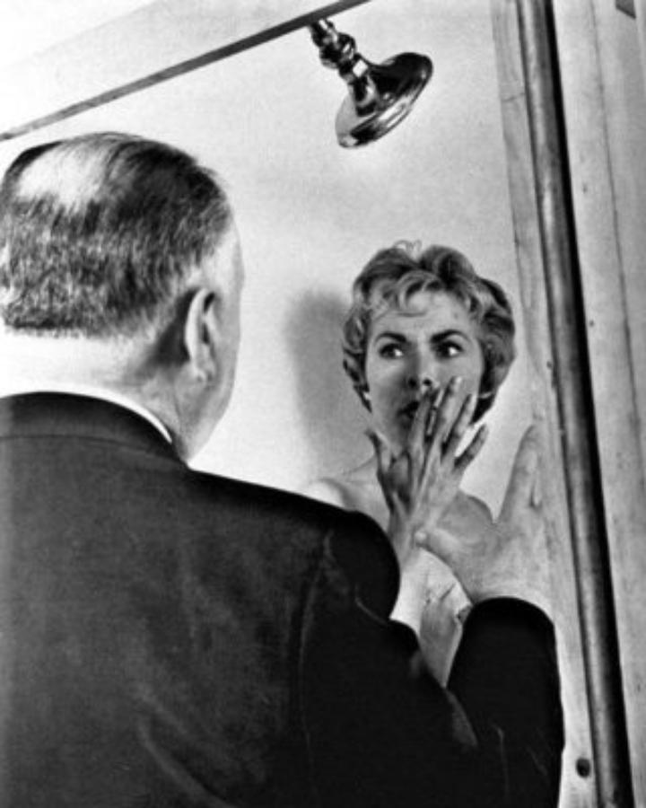 Alfred Hitchcock dirigiendo a Janet Leight en la escena de la ducha en Psicosis