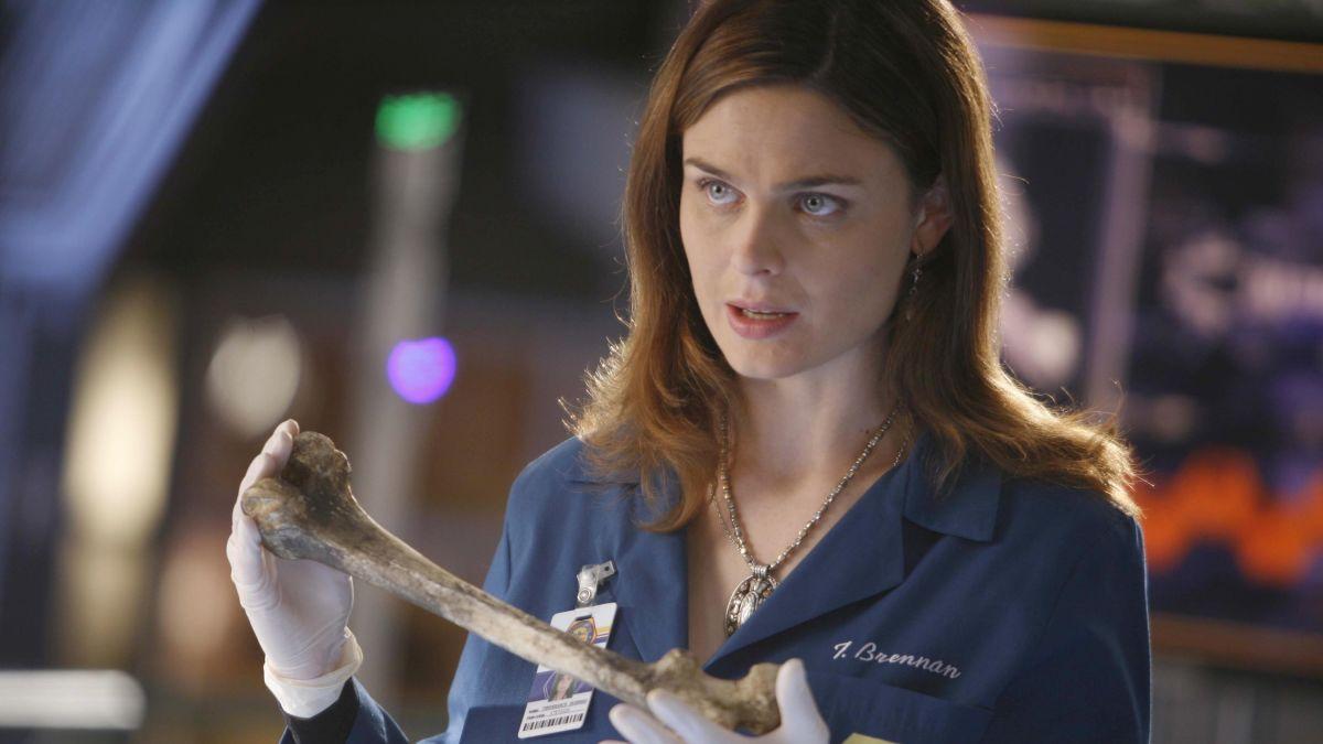 La dra. Brennan (Emily Deschanel) en plena investigación forense.