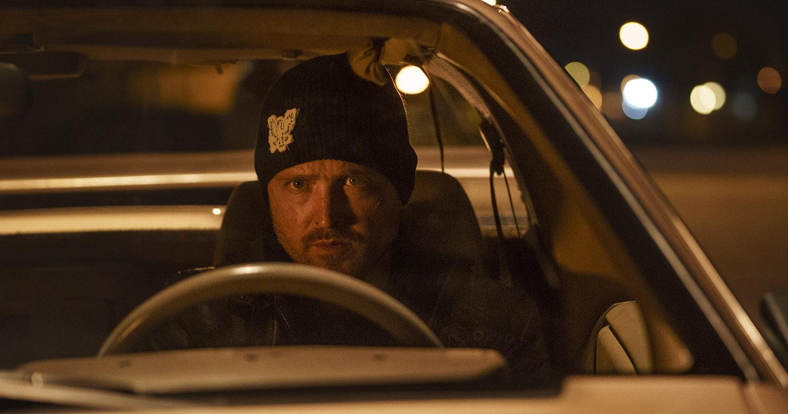 Aaron Paul conduciendo un auto en una escena de El Camino: A Breaking Bad Movie.
