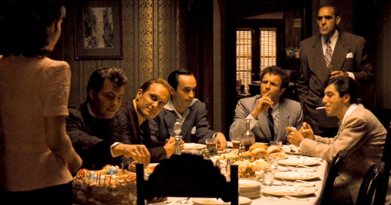 Familia Corleone reunida teniendo una cena