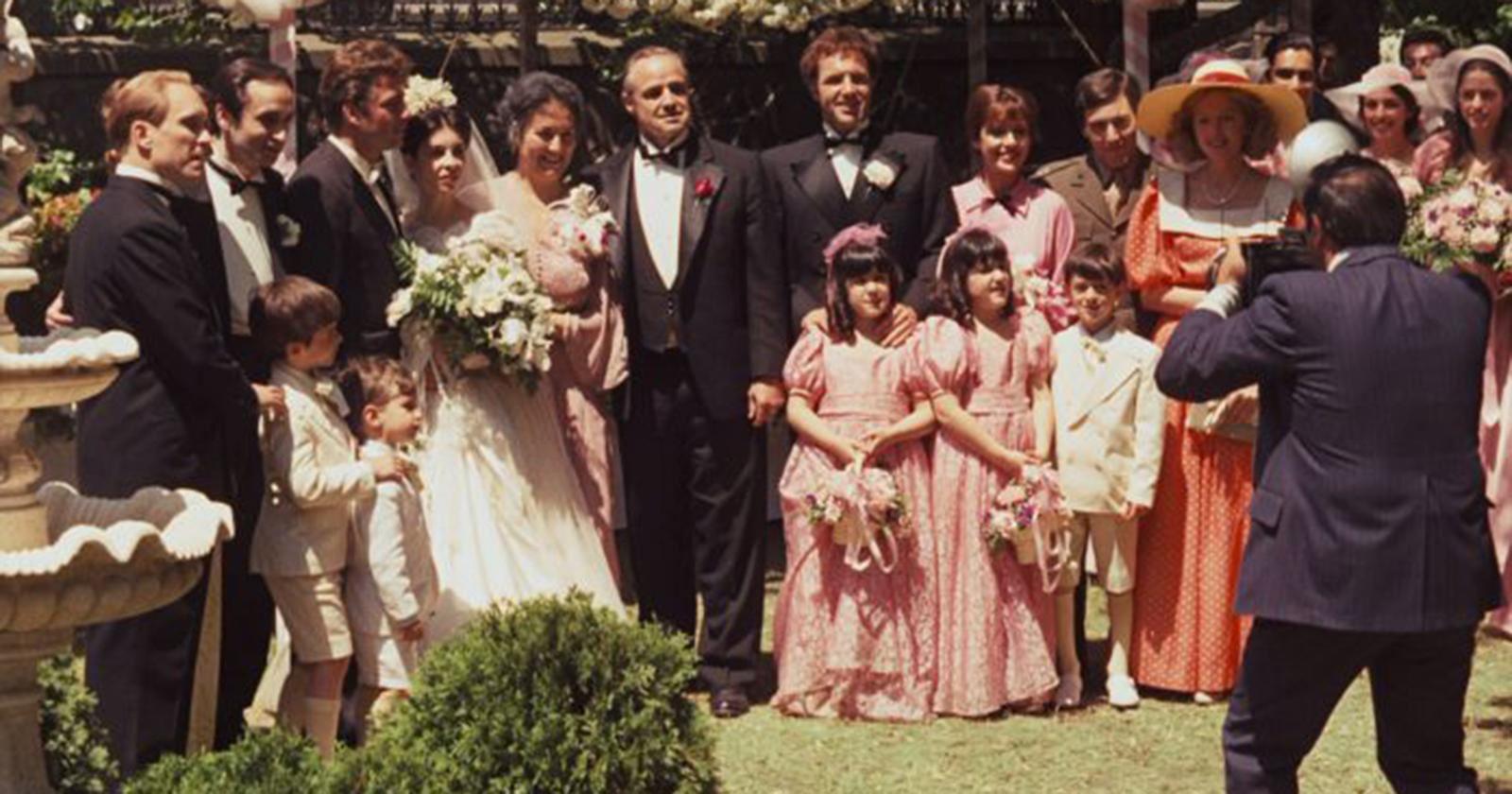 Familia Corleone tomándose un retrato familiar en la boda de Connie y Carlo