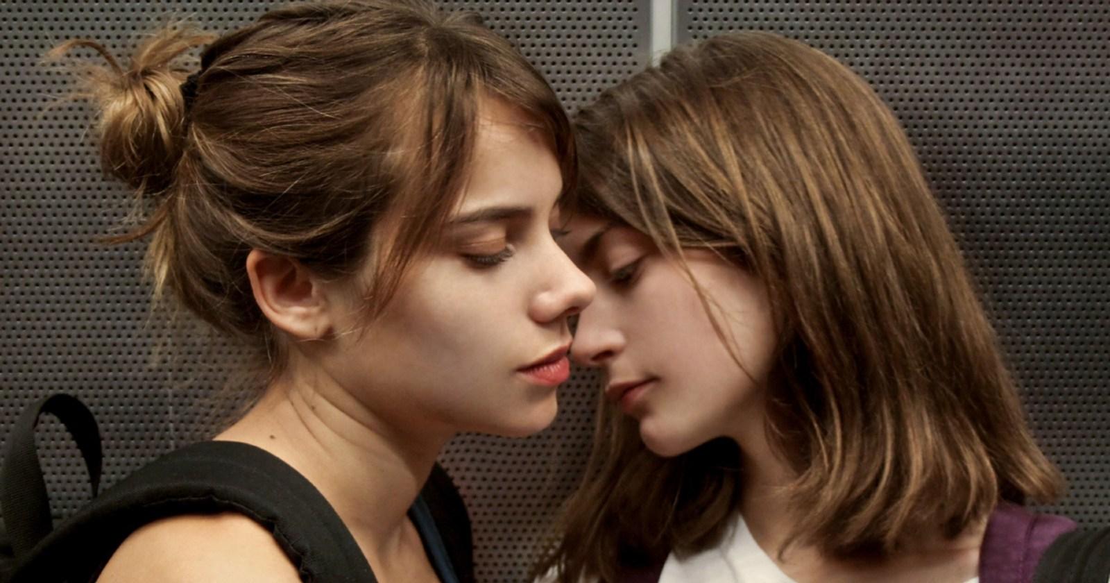 Alicia Rodríguez como Daniela Ramírez y María Gracia Omegna como Antonia en la película Joven y Alocada
