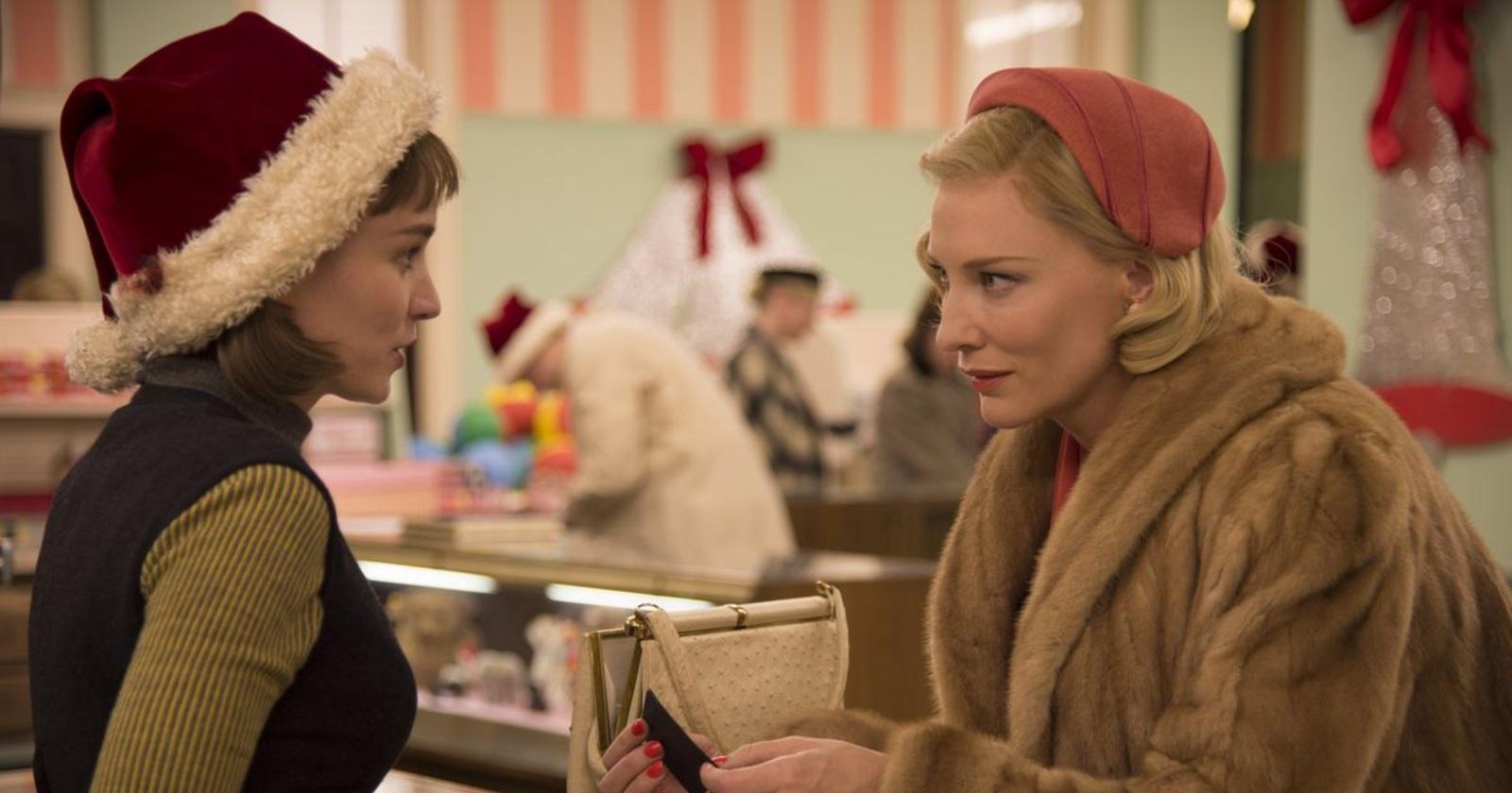 Cate Blanchett como Carol y Rooney Mara como Therese en Carol en la tienda de juguetes