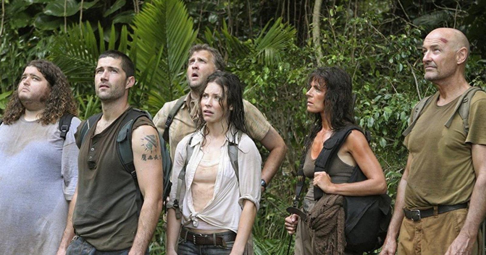 Algunos de los personajes clave de la serie Lost, transpirados y sucios en una isla con vegetación tropical.