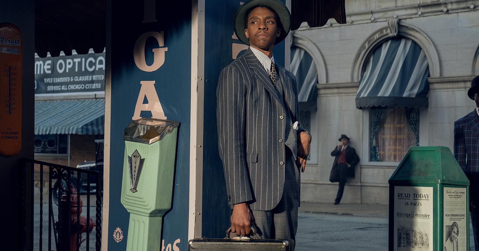 La película está dedicada a la memoria de Chadwick Boseman, quien murió el pasado agosto a los 43 años. En la foto se le ve en su personaje, Leeve, de traje y con un maletín.