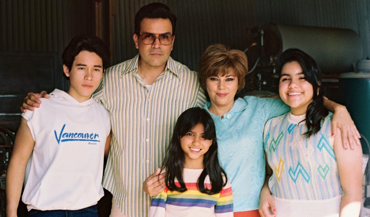 Selena pequeña (Madison Taylor Baez), cuando comenzaba su carrera musical impulsada por sus padres y acompañada por sus hermanos.