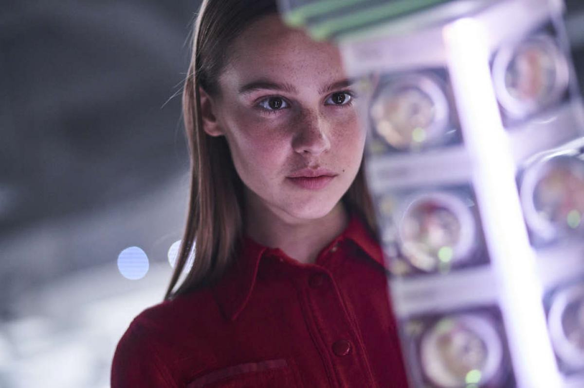 En la foto vemos a la danesa Clara Rugaard, quien interpreta a una adolescente criada por una robot que, impulsada por una extraña, empieza a cuestionárselo todo.