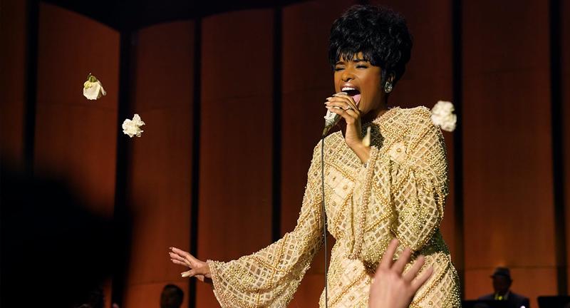 Jeniffer Hudson frente a un micrófono interpretando a Aretha Franklin en Respect.