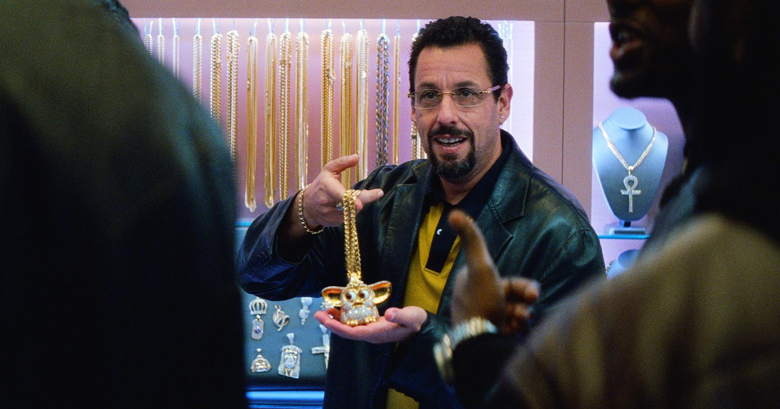 Howard muestra un furby de oro a clientes que visitan su tienda en Diamantes en bruto