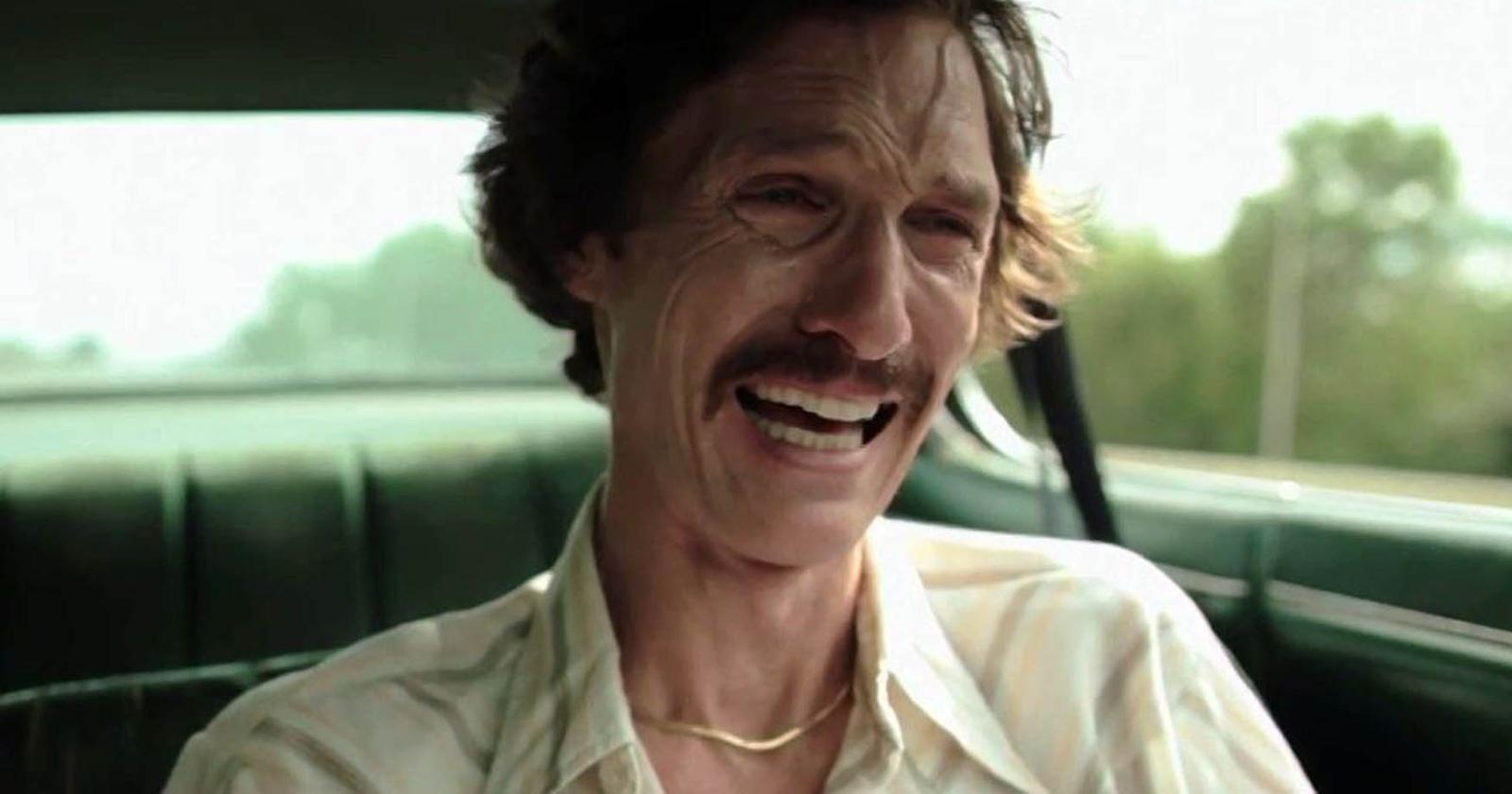 Matthew McConaughey como Ron Woodroof  llorando en un auto